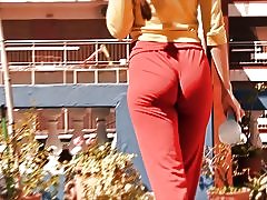 Busty brunette remaja pamer. Boobs, cameltoe amp; pantat!
