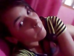 Brunette ingin memberikan keledai