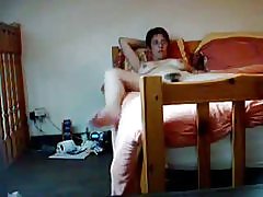 Ibuku indah masturbasi di tempat tidur tertangkap oleh cam tersembunyi