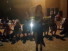 Thomas memainkan mez deke besar nya