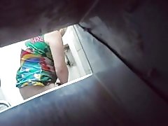 Seorang rekan, masturbasi off dalam vagina kamar mandi