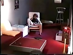 Pemandangan ibuku meraba di ruang tamu