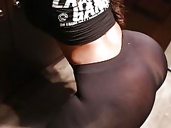 Ebony twerking di legging