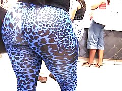 OMG pantat latina besar dalam desain legging