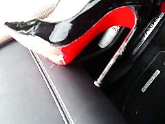Menjilat kakiku bersih! pelacur di leatheramp mobil; louboutin tumit