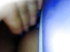 Menempatkan jari menyentuh dengan precum di ketiak